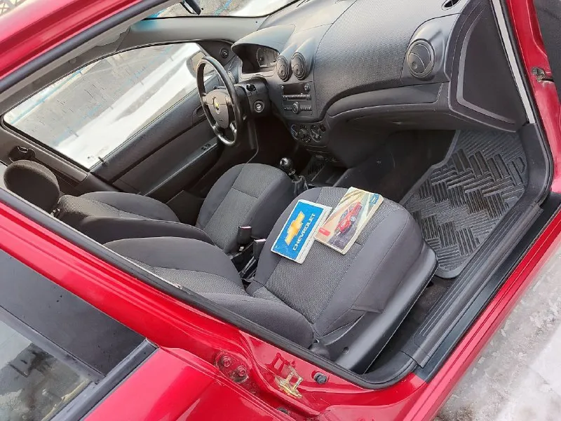 Продам chevrolet aveo 2008 года в редком цвете очень красивом. с пробегом 121.000 тысяч родного. с мотором 1,4 16 клапанным самым надёжным и экономным с этих моторов экотек, автомобиль в идеальном состоянии вся в заводском металле весь заводской герметике. автомобиль обслужено перед зимой менял полностью всю ходовую часть шаровые втулки стабилизатор наконечники трос ручника колодки новые стойки стоят в круг, вся новая тормозная жидкость. за автомобиль не стыдно любые проверки с вашей стороны. комплектация автомобиля кондиционер гидроусилитель руля стеклоподъемники, подушка безопасность сигнализация центральный замок регулировка зеркал мультиплеер. по документам я собственник продажа только через мрэо. цена 540.000 тысяч российских рублей. осмотр город донецк звоните плюс +79494913209 - фотография - 7