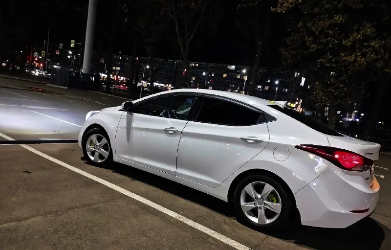✅автомобиль: hyundai elantra md ✅год: 2015 ✅пробег: 191000 ✅объем:1.8 ✅цена: 1360000 ✅контакты: 79895241031 ✅фотографии: hyundai elantra 5md restyling лучшая из elantr. год 2015, первая регистрация 2016. 1.8 / 149 л. читаем внимательно пожалуйста почему такая цена. комплектация : полный электро пакет. электро складывания зеркал боковых. мультируль. датчик света. датчик дождя. подогрев руля. круиз контроль. климат контроль. подогрев сидений. камера заднего вида. парктроники передний. парктроник задний. ◀️ видео регистратор. в фарах ходовые огни (штатные) фары отполированы ✅ в защитной плёнке ⚠️ доп защитная сетка в решетки бампера. шумка арок. магнитола штатная с навигацией. динамика не штатные играют очень хорошо и чисто. 2 комплекта ковриков, лето ткань, зима - резина. в фарах и туманках очень хороший свет стоит. два комплекта резины зима/лето защита двигателя. два ключа. автомобиль всю свою жизнь живет в краснодарском крае. ржавчины и намека нет. как выехал с 📞 звоните: +7(989)5241031 - фотография - 2