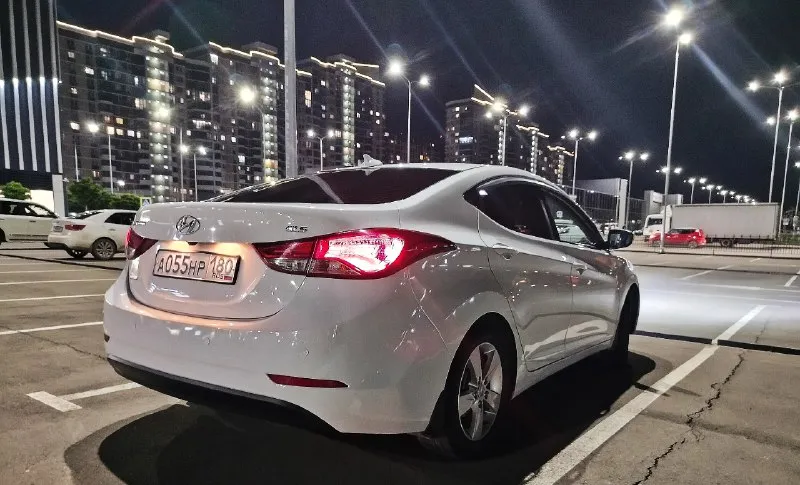 ✅автомобиль: hyundai elantra md ✅год: 2015 ✅пробег: 191000 ✅объем:1.8 ✅цена: 1360000 ✅контакты: 79895241031 ✅фотографии: hyundai elantra 5md restyling лучшая из elantr. год 2015, первая регистрация 2016. 1.8 / 149 л. читаем внимательно пожалуйста почему такая цена. комплектация : полный электро пакет. электро складывания зеркал боковых. мультируль. датчик света. датчик дождя. подогрев руля. круиз контроль. климат контроль. подогрев сидений. камера заднего вида. парктроники передний. парктроник задний. ◀️ видео регистратор. в фарах ходовые огни (штатные) фары отполированы ✅ в защитной плёнке ⚠️ доп защитная сетка в решетки бампера. шумка арок. магнитола штатная с навигацией. динамика не штатные играют очень хорошо и чисто. 2 комплекта ковриков, лето ткань, зима - резина. в фарах и туманках очень хороший свет стоит. два комплекта резины зима/лето защита двигателя. два ключа. автомобиль всю свою жизнь живет в краснодарском крае. ржавчины и намека нет. как выехал с 📞 звоните: +7(989)5241031 - фотография - 3