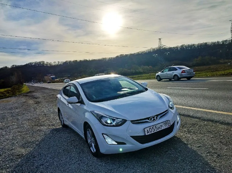 ✅автомобиль: hyundai elantra md ✅год: 2015 ✅пробег: 191000 ✅объем:1.8 ✅цена: 1360000 ✅контакты: 79895241031 ✅фотографии: hyundai elantra 5md restyling лучшая из elantr. год 2015, первая регистрация 2016. 1.8 / 149 л. читаем внимательно пожалуйста почему такая цена. комплектация : полный электро пакет. электро складывания зеркал боковых. мультируль. датчик света. датчик дождя. подогрев руля. круиз контроль. климат контроль. подогрев сидений. камера заднего вида. парктроники передний. парктроник задний. ◀️ видео регистратор. в фарах ходовые огни (штатные) фары отполированы ✅ в защитной плёнке ⚠️ доп защитная сетка в решетки бампера. шумка арок. магнитола штатная с навигацией. динамика не штатные играют очень хорошо и чисто. 2 комплекта ковриков, лето ткань, зима - резина. в фарах и туманках очень хороший свет стоит. два комплекта резины зима/лето защита двигателя. два ключа. автомобиль всю свою жизнь живет в краснодарском крае. ржавчины и намека нет. как выехал с 📞 звоните: +7(989)5241031 - фотография - 5