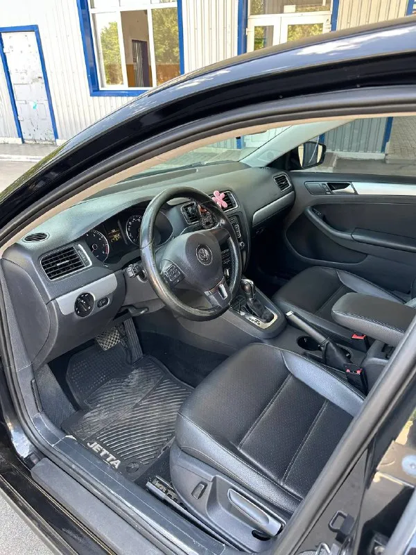 Jetta 6 2013г 210к пробег обслужена: заменены цепи колодки тормозные диски шрузы шаровые задние стойки задние развалины рычаги новые заменено масло в коробке 2 частичные замены хорошая резина зама лето отдам по договоренности дорогие bi-led модели в фарах новая тонировка в круг фильтра масла менял каждые 7к +79493903275 кирилл цена 1.2 +торг реальному покупателю 📲 tg: @magistr_077 📞 звоните: +7(949)3903275 - фотография - 6