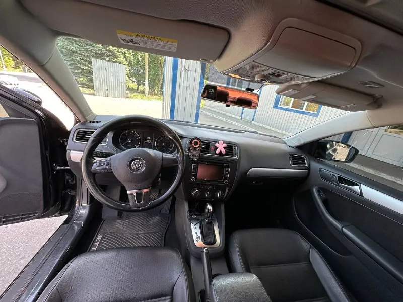 Jetta 6 2013г 210к пробег обслужена: заменены цепи колодки тормозные диски шрузы шаровые задние стойки задние развалины рычаги новые заменено масло в коробке 2 частичные замены хорошая резина зама лето отдам по договоренности дорогие bi-led модели в фарах новая тонировка в круг фильтра масла менял каждые 7к +79493903275 кирилл цена 1.2 +торг реальному покупателю 📲 tg: @magistr_077 📞 звоните: +7(949)3903275 - фотография - 7