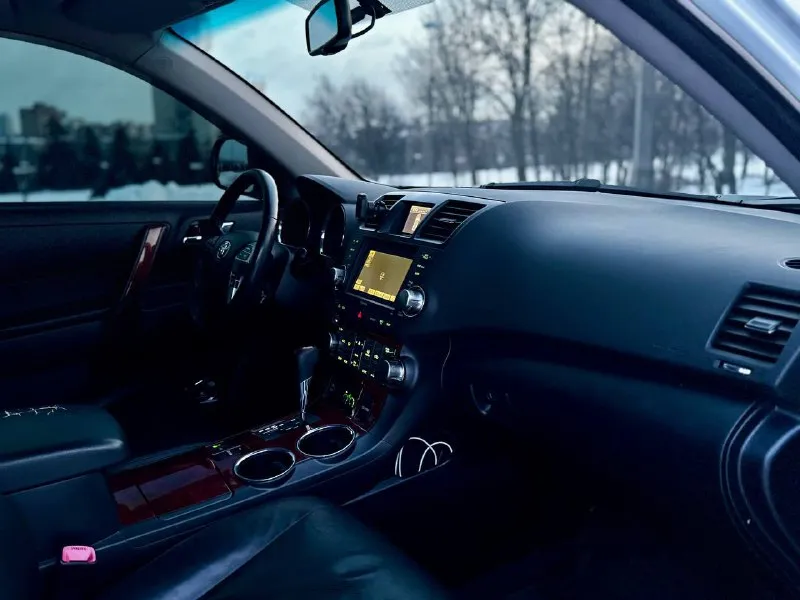 В продаже прекрасный семейный автомобиль toyota highlander 2012 года выпуска автомобиль на самом надежном бензиновом моторное объемом 3.5 литра работает идеально, по остальным техническим агрегатам вопросов нет никаких! максимальная комплектация есть абсолютно все от а до я 3-х зонный климат контроль, кожаный салон, электро регулировки сидений, мультируль, качественная музыка, парктроники, камера заднего вида, круиз контроль и тд. возможен кредит также рассмотрю ваши предложения на обмен! осмотр донецк цена: 1.850.000 ₽ ☎️ +7 (949) 742-53-98 📞 звоните: +7(949)7425398 - фотография - 10