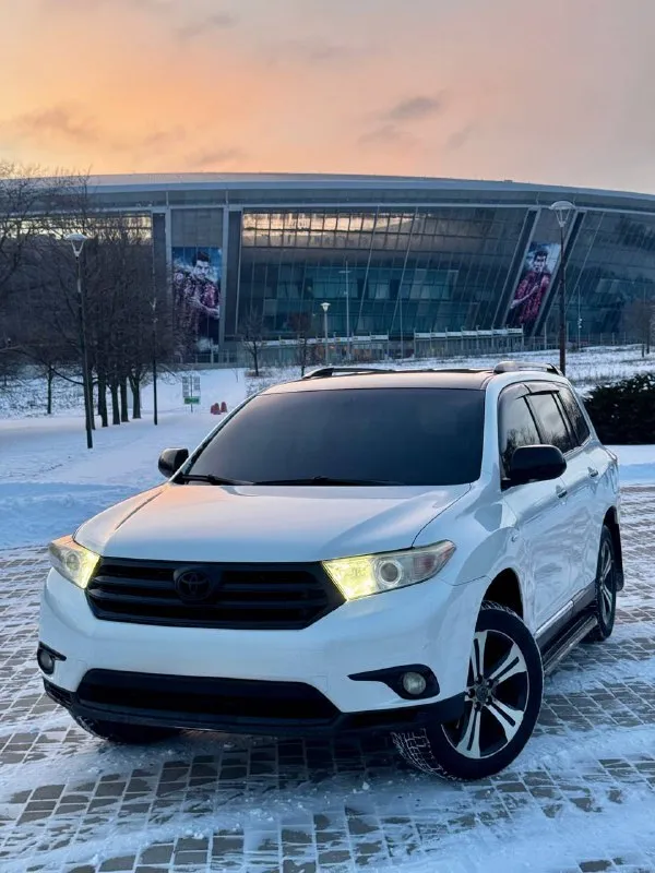 В продаже прекрасный семейный автомобиль toyota highlander 2012 года выпуска автомобиль на самом надежном бензиновом моторное объемом 3.5 литра работает идеально, по остальным техническим агрегатам вопросов нет никаких! максимальная комплектация есть абсолютно все от а до я 3-х зонный климат контроль, кожаный салон, электро регулировки сидений, мультируль, качественная музыка, парктроники, камера заднего вида, круиз контроль и тд. возможен кредит также рассмотрю ваши предложения на обмен! осмотр донецк цена: 1.850.000 ₽ ☎️ +7 (949) 742-53-98 📞 звоните: +7(949)7425398 - фотография - 2