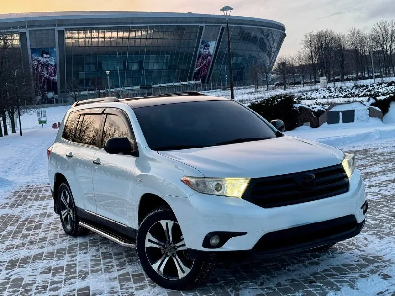 В продаже прекрасный семейный автомобиль toyota highlander 2012 года выпуска автомобиль на самом надежном бензиновом моторное объемом 3.5 литра работает идеально, по остальным техническим агрегатам вопросов нет никаких! максимальная комплектация есть абсолютно все от а до я 3-х зонный климат контроль, кожаный салон, электро регулировки сидений, мультируль, качественная музыка, парктроники, камера заднего вида, круиз контроль и тд. возможен кредит также рассмотрю ваши предложения на обмен! осмотр донецк цена: 1.850.000 ₽ ☎️ +7 (949) 742-53-98 📞 звоните: +7(949)7425398 - фотография - 3