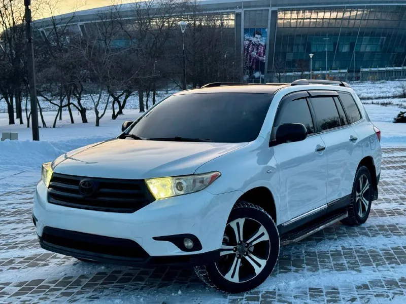 В продаже прекрасный семейный автомобиль toyota highlander 2012 года выпуска автомобиль на самом надежном бензиновом моторное объемом 3.5 литра работает идеально, по остальным техническим агрегатам вопросов нет никаких! максимальная комплектация есть абсолютно все от а до я 3-х зонный климат контроль, кожаный салон, электро регулировки сидений, мультируль, качественная музыка, парктроники, камера заднего вида, круиз контроль и тд. возможен кредит также рассмотрю ваши предложения на обмен! осмотр донецк цена: 1.850.000 ₽ ☎️ +7 (949) 742-53-98 📞 звоните: +7(949)7425398 - фотография - 4
