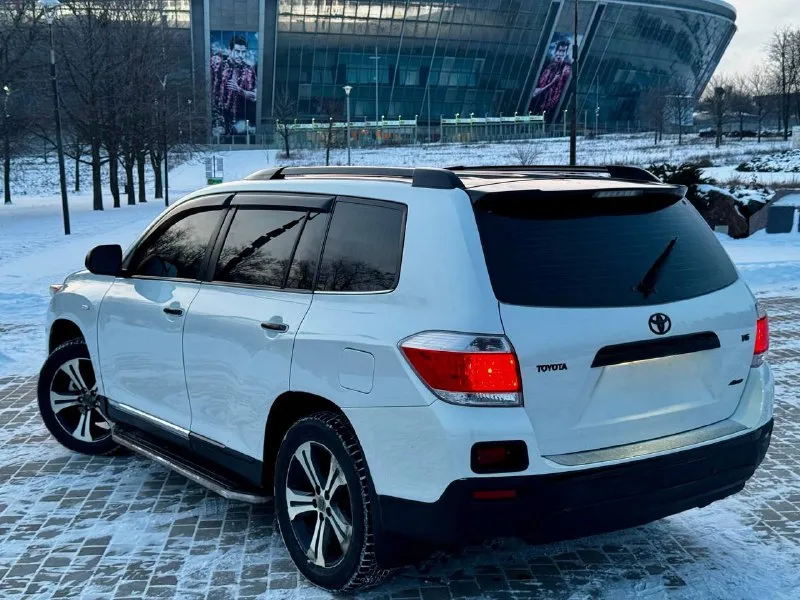 В продаже прекрасный семейный автомобиль toyota highlander 2012 года выпуска автомобиль на самом надежном бензиновом моторное объемом 3.5 литра работает идеально, по остальным техническим агрегатам вопросов нет никаких! максимальная комплектация есть абсолютно все от а до я 3-х зонный климат контроль, кожаный салон, электро регулировки сидений, мультируль, качественная музыка, парктроники, камера заднего вида, круиз контроль и тд. возможен кредит также рассмотрю ваши предложения на обмен! осмотр донецк цена: 1.850.000 ₽ ☎️ +7 (949) 742-53-98 📞 звоните: +7(949)7425398 - фотография - 5