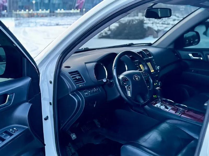 В продаже прекрасный семейный автомобиль toyota highlander 2012 года выпуска автомобиль на самом надежном бензиновом моторное объемом 3.5 литра работает идеально, по остальным техническим агрегатам вопросов нет никаких! максимальная комплектация есть абсолютно все от а до я 3-х зонный климат контроль, кожаный салон, электро регулировки сидений, мультируль, качественная музыка, парктроники, камера заднего вида, круиз контроль и тд. возможен кредит также рассмотрю ваши предложения на обмен! осмотр донецк цена: 1.850.000 ₽ ☎️ +7 (949) 742-53-98 📞 звоните: +7(949)7425398 - фотография - 7