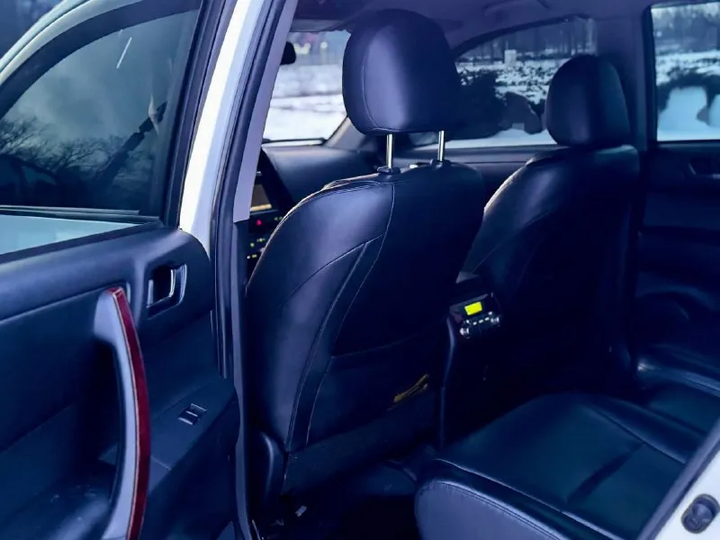 В продаже прекрасный семейный автомобиль toyota highlander 2012 года выпуска автомобиль на самом надежном бензиновом моторное объемом 3.5 литра работает идеально, по остальным техническим агрегатам вопросов нет никаких! максимальная комплектация есть абсолютно все от а до я 3-х зонный климат контроль, кожаный салон, электро регулировки сидений, мультируль, качественная музыка, парктроники, камера заднего вида, круиз контроль и тд. возможен кредит также рассмотрю ваши предложения на обмен! осмотр донецк цена: 1.850.000 ₽ ☎️ +7 (949) 742-53-98 📞 звоните: +7(949)7425398 - фотография - 8