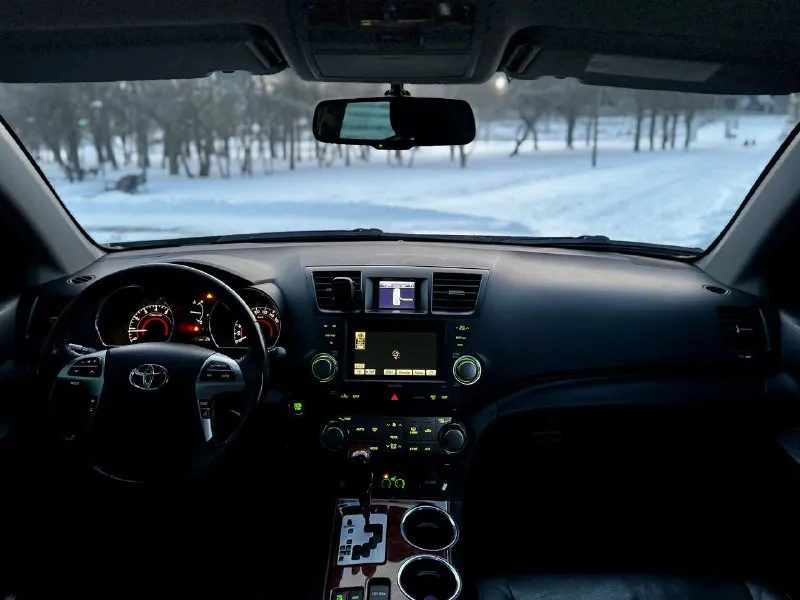 В продаже прекрасный семейный автомобиль toyota highlander 2012 года выпуска автомобиль на самом надежном бензиновом моторное объемом 3.5 литра работает идеально, по остальным техническим агрегатам вопросов нет никаких! максимальная комплектация есть абсолютно все от а до я 3-х зонный климат контроль, кожаный салон, электро регулировки сидений, мультируль, качественная музыка, парктроники, камера заднего вида, круиз контроль и тд. возможен кредит также рассмотрю ваши предложения на обмен! осмотр донецк цена: 1.850.000 ₽ ☎️ +7 (949) 742-53-98 📞 звоните: +7(949)7425398 - фотография - 9