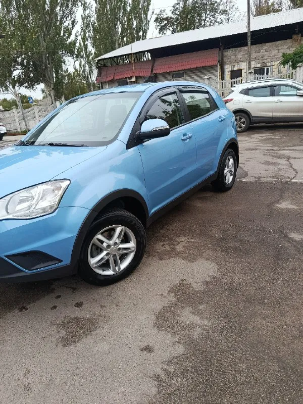 Продам ssangyong actyon год 2012 пробег 120тыс. (оригинальный) кпп 6ти ступенчатая механика двигатель 2.0 бензин автомобиль в идеальном состоянии для своих лет. без ржавчины и гнили. без дтп. все стёкла родные включая лобовое, ни один болт не крутился. автотека зелёная. два хозяина за всё время комплектация:abs, airbag, кондиционер(работает), эл. зеркала, полный эл. пакет, подогрев лобового, подогрев сидений, два комплекта колес юридически чистая, могу присутствовать при переоформлении в мрео осмотр макеевка цена 970 тыс. торг уместен тел +79494870938 📞 🇷🇺 звоните: +79494870938 - фотография - 2