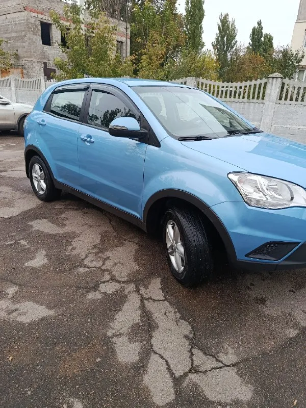 Продам ssangyong actyon год 2012 пробег 120тыс. (оригинальный) кпп 6ти ступенчатая механика двигатель 2.0 бензин автомобиль в идеальном состоянии для своих лет. без ржавчины и гнили. без дтп. все стёкла родные включая лобовое, ни один болт не крутился. автотека зелёная. два хозяина за всё время комплектация:abs, airbag, кондиционер(работает), эл. зеркала, полный эл. пакет, подогрев лобового, подогрев сидений, два комплекта колес юридически чистая, могу присутствовать при переоформлении в мрео осмотр макеевка цена 970 тыс. торг уместен тел +79494870938 📞 🇷🇺 звоните: +79494870938 - фотография - 3