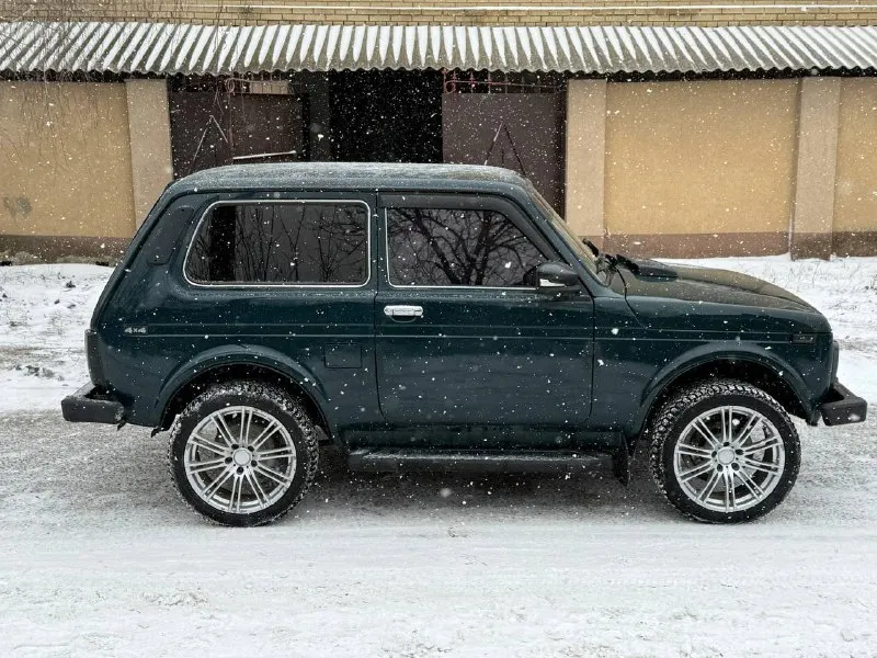 Продам ваз нива 2007 года выпуска с гуром автомобиль в очень хорошем состоянии. ходовая часть отрабатывает идеально. днище и пороги без дыр и корозии. двигатель, коробка, раздатка-работают без нареканий, не дымит не троит, все включается, не выбивает. пяти ступенчатая кпп. мосты не воют, без вибрации. документы в полном порядке место осмотра харцызск цена 435т. р номер для связи +79496994520 номер telegram, whatsapp - фотография - 3