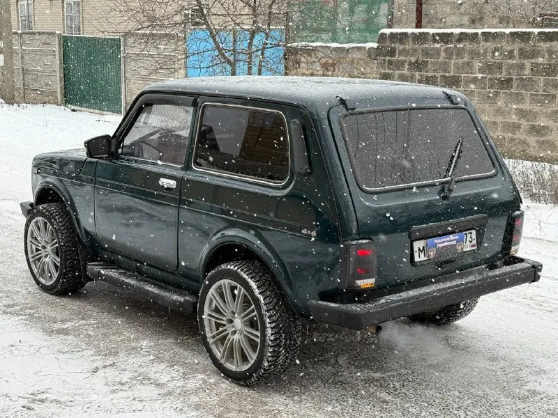 Продам ваз нива 2007 года выпуска с гуром автомобиль в очень хорошем состоянии. ходовая часть отрабатывает идеально. днище и пороги без дыр и корозии. двигатель, коробка, раздатка-работают без нареканий, не дымит не троит, все включается, не выбивает. пяти ступенчатая кпп. мосты не воют, без вибрации. документы в полном порядке место осмотра харцызск цена 435т. р номер для связи +79496994520 номер telegram, whatsapp - фотография - 6