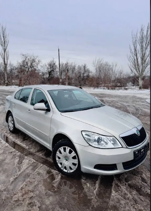 💎 skoda octavia a5 1.6 at 📅 2012 г. в. (конец 2011) 🚗 классический автомат (не робот) ⚙️ надёжный бензиновый двигатель 1.6 📊 пробег: 186 000 км состояние: ✅ без дтп кузов и салон в отличном состоянии, ухоженный автомобиль. технически полностью исправна — вложений не требует, сел и поехал. все характерные vag-болячки устранены качественно и своевременно. история: ✔️ в одной семье ✔️ чистая история ✔️ не такси, не коммерция 🖥 мультимедиа (bluetooth, навигация) 📺 вывод камеры на зеркало заднего вида 🎵 качественная аудиосистема 🔑 3 оригинальных ключа ✔️ всё работает исправно 📄 документы в полном порядке 💰 цена: 940 000 ₽ 🤝 адекватный торг у капота 🔁 возможен обмен (с вашей доплатой) 📞 +7 949 563-98-77 📞 +7 949 449-59-51 📞 звоните: +7(949)5639877 - фотография - 2