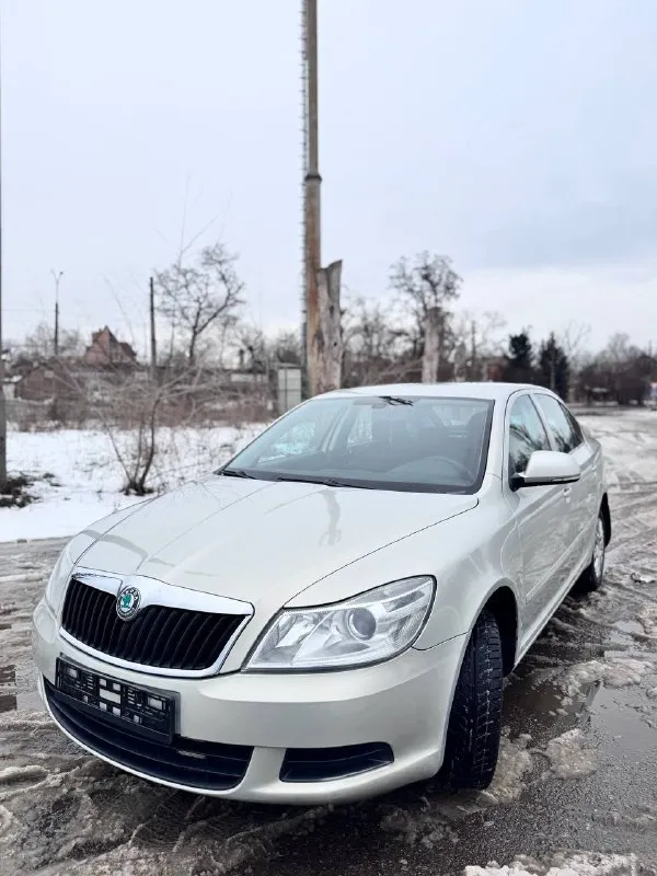 💎 skoda octavia a5 1.6 at 📅 2012 г. в. (конец 2011) 🚗 классический автомат (не робот) ⚙️ надёжный бензиновый двигатель 1.6 📊 пробег: 186 000 км состояние: ✅ без дтп кузов и салон в отличном состоянии, ухоженный автомобиль. технически полностью исправна — вложений не требует, сел и поехал. все характерные vag-болячки устранены качественно и своевременно. история: ✔️ в одной семье ✔️ чистая история ✔️ не такси, не коммерция - фотография - 2