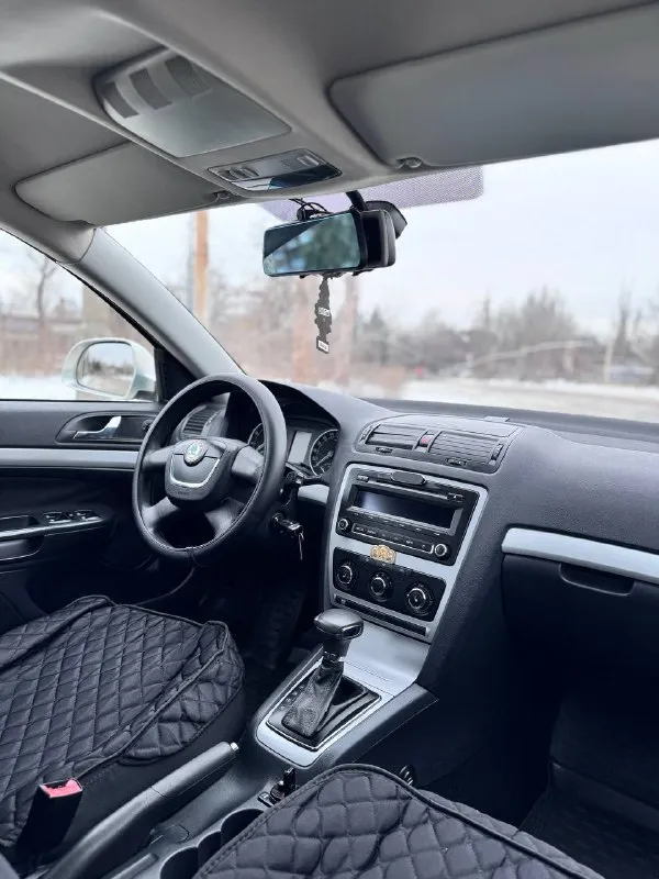 💎 skoda octavia a5 1.6 at 📅 2012 г. в. (конец 2011) 🚗 классический автомат (не робот) ⚙️ надёжный бензиновый двигатель 1.6 📊 пробег: 186 000 км состояние: ✅ без дтп кузов и салон в отличном состоянии, ухоженный автомобиль. технически полностью исправна — вложений не требует, сел и поехал. все характерные vag-болячки устранены качественно и своевременно. история: ✔️ в одной семье ✔️ чистая история ✔️ не такси, не коммерция - фотография - 6