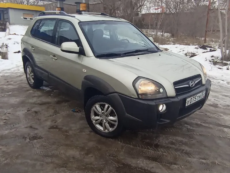 Продам автомобиль хундай туксон 2008года. двигатель 2 литра дизель. коробка автомат. полноприводный 4х4. авто в отличном состоянии что по кузову что по технической части. кондиционер заправлен. автека зелёная. документы юридически чистые. авто без дтп. резина зима. все вопросы по телефону+79495247211 цена 870тыс. рублей небольшой торг. авто а мариуполе. - фотография - 1
