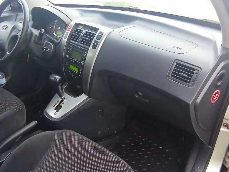 Продам автомобиль хундай туксон 2008года. двигатель 2 литра дизель. коробка автомат. полноприводный 4х4. авто в отличном состоянии что по кузову что по технической части. кондиционер заправлен. автека зелёная. документы юридически чистые. авто без дтп. резина зима. все вопросы по телефону+79495247211 цена 870тыс. рублей небольшой торг. авто а мариуполе. - фотография - 5