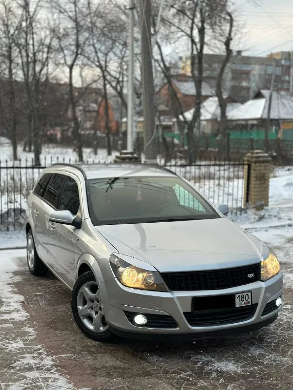 Продам автомобиль в идеальном состоянии! 🏍🏍🏍🏍🏍🏍🏍🏍 не бит не крашен, полностью в заводском окрасе. (пригнана из германии в 2020 году) марка: opel astra h : 1.6 бензин работает идеально как на холодную так и на горячую, даже не слышно работу двигателя. коробка: механика работает идеально, как по маслу! пробег: 224т оригинал! автомобиль полностью обслужен, и вложений никаких не требует. салон: идеальный как новый, чистый ухоженный. днище: полностью в заводском состоянии. (автотека зеленая, фотография в конце) комплектация: круиз контроль. кондиционер. коженный мультруль. стеклоподъемники. туманки. регулировка фар по высоте. задние партроники. заводские диски r16 запаска домкрат ключи. новая зимняя резина. сигнализация. цена 710.000₽ телефон. +7949-989-62-00 звоните несколько раз, так как связь плохая. ▶️смотреть больше фото◀️ 📲 tg: @alligator_0888 📞 звоните: +7(949)9896200 - фотография - 2
