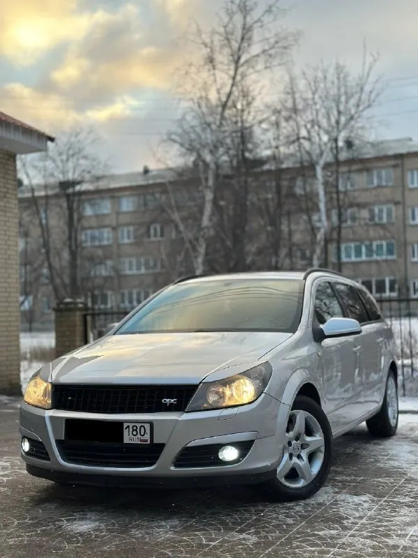 Продам автомобиль в идеальном состоянии! 🏍🏍🏍🏍🏍🏍🏍🏍 не бит не крашен, полностью в заводском окрасе. (пригнана из германии в 2020 году) марка: opel astra h : 1.6 бензин работает идеально как на холодную так и на горячую, даже не слышно работу двигателя. коробка: механика работает идеально, как по маслу! пробег: 224т оригинал! автомобиль полностью обслужен, и вложений никаких не требует. салон: идеальный как новый, чистый ухоженный. днище: полностью в заводском состоянии. (автотека зеленая, фотография в конце) комплектация: круиз контроль. кондиционер. коженный мультруль. стеклоподъемники. туманки. регулировка фар по высоте. задние партроники. заводские диски r16 запаска домкрат ключи. новая зимняя резина. сигнализация. цена 710.000₽ телефон. +7949-989-62-00 звоните несколько раз, так как связь плохая. ▶️смотреть больше фото◀️ 📲 tg: @alligator_0888 📞 звоните: +7(949)9896200 - фотография - 3