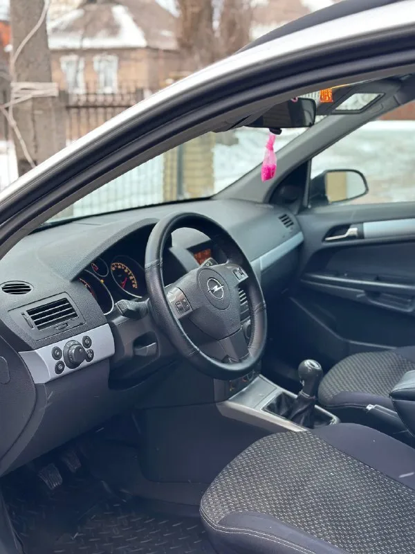 Продам автомобиль в идеальном состоянии! 🏍🏍🏍🏍🏍🏍🏍🏍 не бит не крашен, полностью в заводском окрасе. (пригнана из германии в 2020 году) марка: opel astra h : 1.6 бензин работает идеально как на холодную так и на горячую, даже не слышно работу двигателя. коробка: механика работает идеально, как по маслу! пробег: 224т оригинал! автомобиль полностью обслужен, и вложений никаких не требует. салон: идеальный как новый, чистый ухоженный. днище: полностью в заводском состоянии. (автотека зеленая, фотография в конце) комплектация: круиз контроль. кондиционер. коженный мультруль. стеклоподъемники. туманки. регулировка фар по высоте. задние партроники. заводские диски r16 запаска домкрат ключи. новая зимняя резина. сигнализация. цена 710.000₽ телефон. +7949-989-62-00 звоните несколько раз, так как связь плохая. ▶️смотреть больше фото◀️ 📲 tg: @alligator_0888 📞 звоните: +7(949)9896200 - фотография - 7