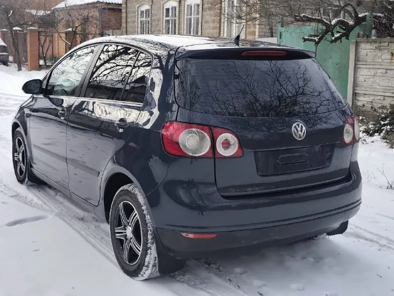 Продам volkswagen golf plus 2008г двигатель 1.6 коробка (механика) 5ст отличное состояние автомобиль в отличном состоянии кузов без гнили и ржавчины техническая часть на отлично двигатель 1.6 бензин (102)лс. работает ровно не троит не дымит коробка (механика) работает в штатном режиме ходовая часть без нареканий полностью обслужена пробег 170.000км своевременная замена всех расходников хорошая комплектация abs, asr, airbag, гур, 2х зонный климат контроль, подогрев сидений,4 электро стеклоподъёмника, доводчики стекол, электро регулировка зеркал, подогрев зеркал. чистый опрятный салон автомобиль с момента покупки в автосалоне находился в одних руках, птс оригинал. имеються все сервисные книжки, два ключа, автотека зелёная, комплект летней резины на дисках в подарок документы в полном порядке любой вид оформление цена:635.000р осмотр г донецк остальные вопросы по телефону +79490950248 +79495681047 📞 звоните: +7(949)0950248 - фотография - 2