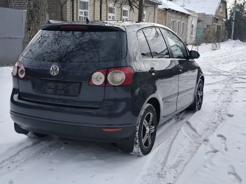 Продам volkswagen golf plus 2008г двигатель 1.6 коробка (механика) 5ст отличное состояние автомобиль в отличном состоянии кузов без гнили и ржавчины техническая часть на отлично двигатель 1.6 бензин (102)лс. работает ровно не троит не дымит коробка (механика) работает в штатном режиме ходовая часть без нареканий полностью обслужена пробег 170.000км своевременная замена всех расходников хорошая комплектация abs, asr, airbag, гур, 2х зонный климат контроль, подогрев сидений,4 электро стеклоподъёмника, доводчики стекол, электро регулировка зеркал, подогрев зеркал. чистый опрятный салон автомобиль с момента покупки в автосалоне находился в одних руках, птс оригинал. имеються все сервисные книжки, два ключа, автотека зелёная, комплект летней резины на дисках в подарок документы в полном порядке любой вид оформление цена:635.000р осмотр г донецк остальные вопросы по телефону +79490950248 +79495681047 📞 звоните: +7(949)0950248 - фотография - 4