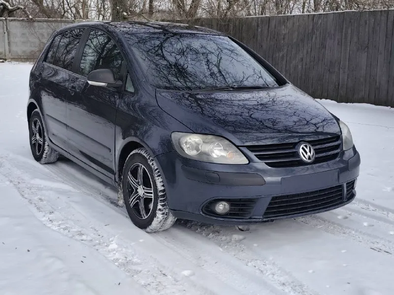 Продам volkswagen golf plus 2008г двигатель 1.6 коробка (механика) 5ст отличное состояние автомобиль в отличном состоянии кузов без гнили и ржавчины техническая часть на отлично двигатель 1.6 бензин (102)лс. работает ровно не троит не дымит коробка (механика) работает в штатном режиме ходовая часть без нареканий полностью обслужена пробег 170.000км своевременная замена всех расходников хорошая комплектация abs, asr, airbag, гур, 2х зонный климат контроль, подогрев сидений,4 электро стеклоподъёмника, доводчики стекол, электро регулировка зеркал, подогрев зеркал. чистый опрятный салон автомобиль с момента покупки в автосалоне находился в одних руках, птс оригинал. имеються все сервисные книжки, два ключа, автотека зелёная, комплект летней резины на дисках в подарок документы в полном порядке любой вид оформление цена:635.000р осмотр г донецк остальные вопросы по телефону +79490950248 +79495681047 📞 звоните: +7(949)0950248 - фотография - 5