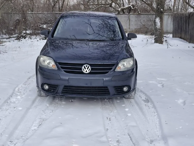 Продам volkswagen golf plus 2008г двигатель 1.6 коробка (механика) 5ст отличное состояние автомобиль в отличном состоянии кузов без гнили и ржавчины техническая часть на отлично двигатель 1.6 бензин (102)лс. работает ровно не троит не дымит коробка (механика) работает в штатном режиме ходовая часть без нареканий полностью обслужена пробег 170.000км своевременная замена всех расходников хорошая комплектация abs, asr, airbag, гур, 2х зонный климат контроль, подогрев сидений,4 электро стеклоподъёмника, доводчики стекол, электро регулировка зеркал, подогрев зеркал. чистый опрятный салон автомобиль с момента покупки в автосалоне находился в одних руках, птс оригинал. имеються все сервисные книжки, два ключа, автотека зелёная, комплект летней резины на дисках в подарок документы в полном порядке любой вид оформление цена:635.000р осмотр г донецк остальные вопросы по телефону +79490950248 +79495681047 📞 звоните: +7(949)0950248 - фотография - 6