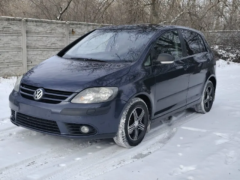 Продам volkswagen golf plus 2008г двигатель 1.6 коробка (механика) 5ст отличное состояние автомобиль в отличном состоянии кузов без гнили и ржавчины техническая часть на отлично двигатель 1.6 бензин (102)лс. работает ровно не троит не дымит коробка (механика) работает в штатном режиме ходовая часть без нареканий полностью обслужена пробег 170.000км своевременная замена всех расходников хорошая комплектация abs, asr, airbag, гур, 2х зонный климат контроль, подогрев сидений,4 электро стеклоподъёмника, доводчики стекол, электро регулировка зеркал, подогрев зеркал. чистый опрятный салон автомобиль с момента покупки в автосалоне находился в одних руках, птс оригинал. имеються все сервисные книжки, два ключа, автотека зелёная, комплект летней резины на дисках в подарок документы в полном порядке любой вид оформление цена:635.000р осмотр г донецк остальные вопросы по телефону +79490950248 +79495681047 📞 звоните: +7(949)0950248 - фотография - 7