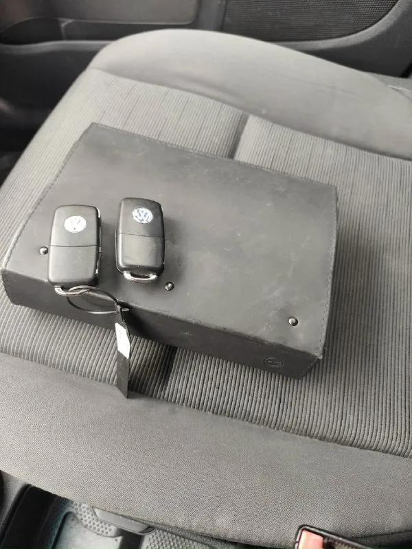 Продам volkswagen golf plus 2008г двигатель 1.6 коробка (механика) 5ст отличное состояние автомобиль в отличном состоянии кузов без гнили и ржавчины техническая часть на отлично двигатель 1.6 бензин (102)лс. работает ровно не троит не дымит коробка (механика) работает в штатном режиме ходовая часть без нареканий полностью обслужена пробег 170.000км своевременная замена всех расходников хорошая комплектация abs, asr, airbag, гур, 2х зонный климат контроль, подогрев сидений,4 электро стеклоподъёмника, доводчики стекол, электро регулировка зеркал, подогрев зеркал. чистый опрятный салон автомобиль с момента покупки в автосалоне находился в одних руках, птс оригинал. имеються все сервисные книжки, два ключа, автотека зелёная, комплект летней резины на дисках в подарок документы в полном порядке любой вид оформление цена:635.000р осмотр г донецк остальные вопросы по телефону +79490950248 +79495681047 📞 звоните: +7(949)0950248 - фотография - 9