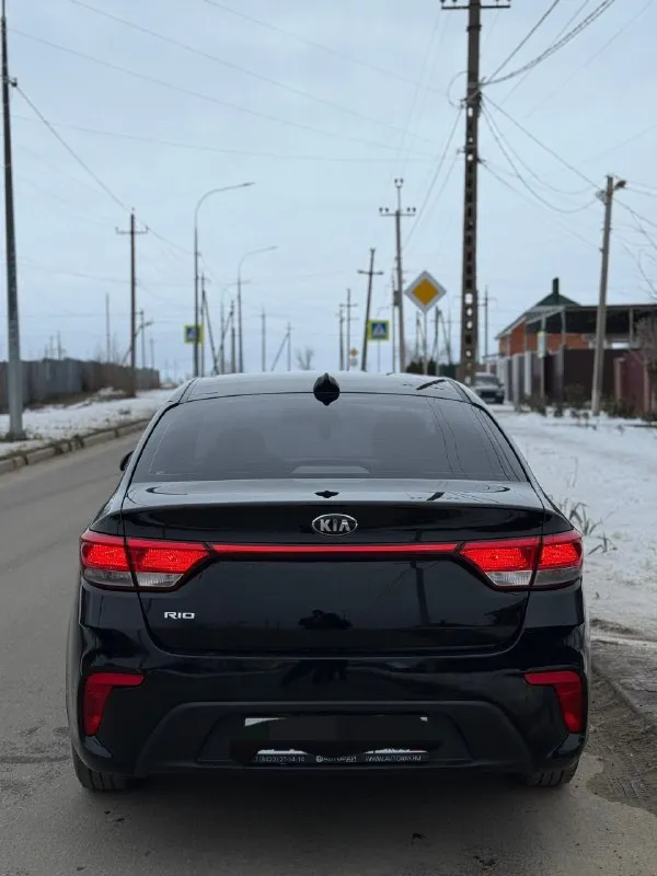 Продам kia рио 2018 год мотор 1.6 работает идеально коробка автомат 6-ти ступенчатая работает отлично без проблем по ходовой части делать вообще нечего не нужно за машиной следили все делали вовремя так же стоит новая зимняя резина по кузову автомобиль не битый не крашенный кузов в отличном состоянии я третий владелец. птс оригинал по документам кристально чисто по комплектации датчик света датчик давления шин мульти руль камера заднего вида подогрев сидений и руля подогрев заднего стекла кондиционер abs анти букс и многое другое предмаксимальная комплектация срочная продажа причина продажи покупка нового автомобиля. так же имеется сервисная книжка 2 ключа и в подарок 🎁 летняя резина цена.1100000 хороший торг +79592644912 📞 звоните: +7(959)2644912 - фотография - 2