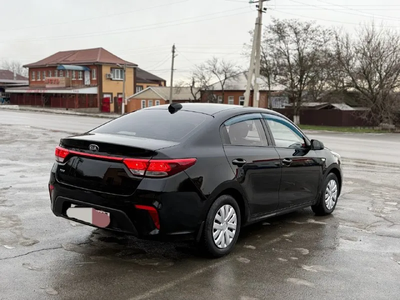 Продам kia рио 2018 год мотор 1.6 работает идеально коробка автомат 6-ти ступенчатая работает отлично без проблем по ходовой части делать вообще нечего не нужно за машиной следили все делали вовремя так же стоит новая зимняя резина по кузову автомобиль не битый не крашенный кузов в отличном состоянии я третий владелец. птс оригинал по документам кристально чисто по комплектации датчик света датчик давления шин мульти руль камера заднего вида подогрев сидений и руля подогрев заднего стекла кондиционер abs анти букс и многое другое предмаксимальная комплектация срочная продажа причина продажи покупка нового автомобиля. так же имеется сервисная книжка 2 ключа и в подарок 🎁 летняя резина цена.1100000 хороший торг +79592644912 📞 звоните: +7(959)2644912 - фотография - 4