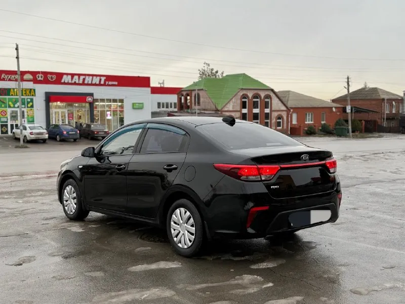 Продам kia рио 2018 год мотор 1.6 работает идеально коробка автомат 6-ти ступенчатая работает отлично без проблем по ходовой части делать вообще нечего не нужно за машиной следили все делали вовремя так же стоит новая зимняя резина по кузову автомобиль не битый не крашенный кузов в отличном состоянии я третий владелец. птс оригинал по документам кристально чисто по комплектации датчик света датчик давления шин мульти руль камера заднего вида подогрев сидений и руля подогрев заднего стекла кондиционер abs анти букс и многое другое предмаксимальная комплектация срочная продажа причина продажи покупка нового автомобиля. так же имеется сервисная книжка 2 ключа и в подарок 🎁 летняя резина цена.1100000 хороший торг +79592644912 📞 звоните: +7(959)2644912 - фотография - 6