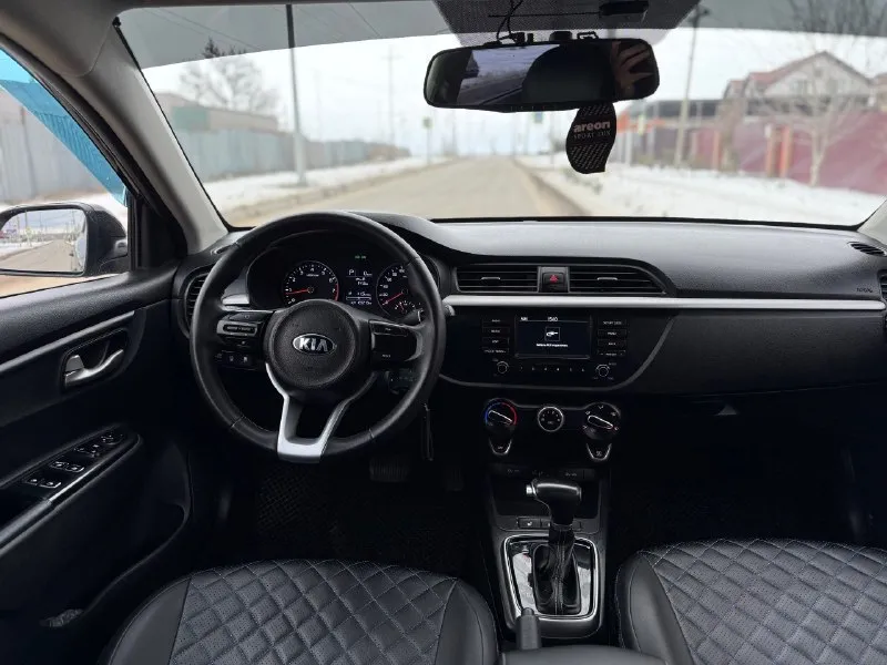 Продам kia рио 2018 год мотор 1.6 работает идеально коробка автомат 6-ти ступенчатая работает отлично без проблем по ходовой части делать вообще нечего не нужно за машиной следили все делали вовремя так же стоит новая зимняя резина по кузову автомобиль не битый не крашенный кузов в отличном состоянии я третий владелец. птс оригинал по документам кристально чисто по комплектации датчик света датчик давления шин мульти руль камера заднего вида подогрев сидений и руля подогрев заднего стекла кондиционер abs анти букс и многое другое предмаксимальная комплектация срочная продажа причина продажи покупка нового автомобиля. так же имеется сервисная книжка 2 ключа и в подарок 🎁 летняя резина цена.1100000 хороший торг +79592644912 📞 звоните: +7(959)2644912 - фотография - 7