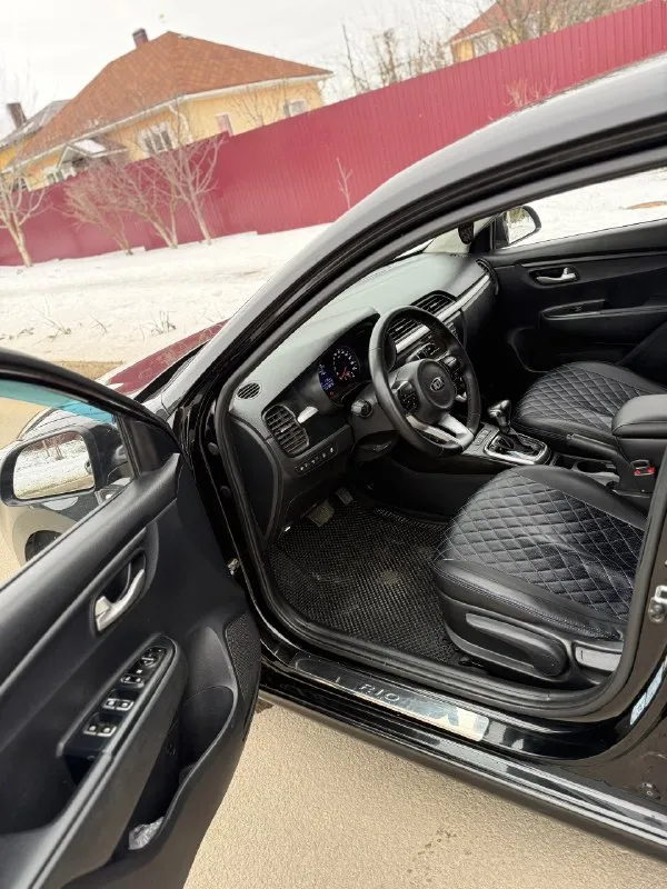 Продам kia рио 2018 год мотор 1.6 работает идеально коробка автомат 6-ти ступенчатая работает отлично без проблем по ходовой части делать вообще нечего не нужно за машиной следили все делали вовремя так же стоит новая зимняя резина по кузову автомобиль не битый не крашенный кузов в отличном состоянии я третий владелец. птс оригинал по документам кристально чисто по комплектации датчик света датчик давления шин мульти руль камера заднего вида подогрев сидений и руля подогрев заднего стекла кондиционер abs анти букс и многое другое предмаксимальная комплектация срочная продажа причина продажи покупка нового автомобиля. так же имеется сервисная книжка 2 ключа и в подарок 🎁 летняя резина цена.1100000 хороший торг +79592644912 📞 звоните: +7(959)2644912 - фотография - 9
