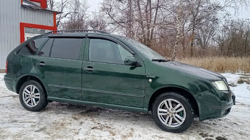 Skoda fabia 2004г. в хорошем состоянии. 1,4л. 225000т. км. едет бодро, не дымит. по ходовой в порядке. новый радиатор. перебрана рулевая рейка. кондицинер работает, новый испаритель. потолок перетянут. андроид магнитола. музыка новая. двигатель работает ровно, тянет отлично. коробка мягкая, не выбивает. два комплекта резины. два комплекта дисков (литье и железо). чистая, опрятная. в машине не курили. езжу каждый день. документы на меня. оформление в мрэо без проблем. 530000р. торг у капота. +79498618265 📞 звоните: +7(949)8618265 - фотография - 2