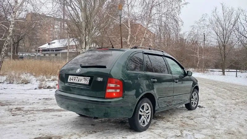 Skoda fabia 2004г. в хорошем состоянии. 1,4л. 225000т. км. едет бодро, не дымит. по ходовой в порядке. новый радиатор. перебрана рулевая рейка. кондицинер работает, новый испаритель. потолок перетянут. андроид магнитола. музыка новая. двигатель работает ровно, тянет отлично. коробка мягкая, не выбивает. два комплекта резины. два комплекта дисков (литье и железо). чистая, опрятная. в машине не курили. езжу каждый день. документы на меня. оформление в мрэо без проблем. 530000р. торг у капота. +79498618265 📞 звоните: +7(949)8618265 - фотография - 3