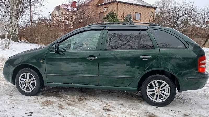 Skoda fabia 2004г. в хорошем состоянии. 1,4л. 225000т. км. едет бодро, не дымит. по ходовой в порядке. новый радиатор. перебрана рулевая рейка. кондицинер работает, новый испаритель. потолок перетянут. андроид магнитола. музыка новая. двигатель работает ровно, тянет отлично. коробка мягкая, не выбивает. два комплекта резины. два комплекта дисков (литье и железо). чистая, опрятная. в машине не курили. езжу каждый день. документы на меня. оформление в мрэо без проблем. 530000р. торг у капота. +79498618265 📞 звоните: +7(949)8618265 - фотография - 4