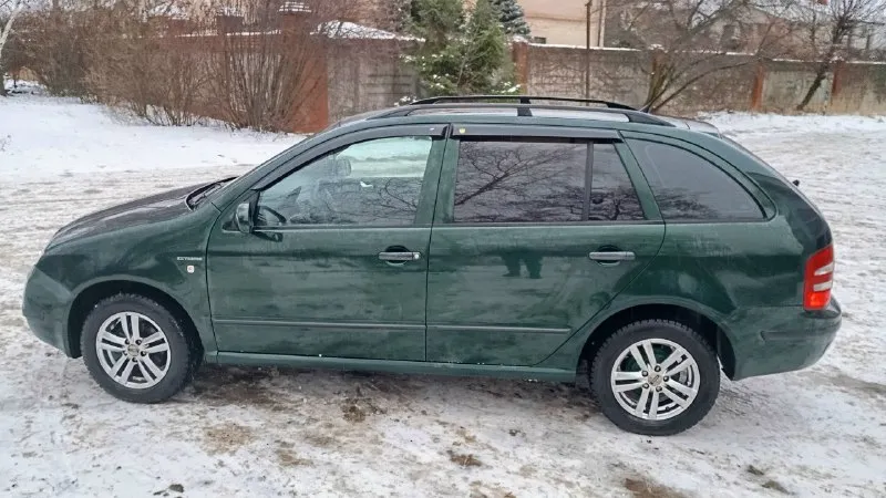 Skoda fabia 2004г. в хорошем состоянии. 1,4л. 225000т. км. едет бодро, не дымит. по ходовой в порядке. новый радиатор. перебрана рулевая рейка. кондицинер работает, новый испаритель. потолок перетянут. андроид магнитола. музыка новая. двигатель работает ровно, тянет отлично. коробка мягкая, не выбивает. два комплекта резины. два комплекта дисков (литье и железо). чистая, опрятная. в машине не курили. езжу каждый день. документы на меня. оформление в мрэо без проблем. 530000р. торг у капота. +79498618265 📞 звоните: +7(949)8618265 - фотография - 5