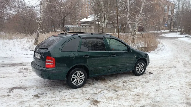 Skoda fabia 2004г. в хорошем состоянии. 1,4л. 225000т. км. едет бодро, не дымит. по ходовой в порядке. новый радиатор. перебрана рулевая рейка. кондицинер работает, новый испаритель. потолок перетянут. андроид магнитола. музыка новая. двигатель работает ровно, тянет отлично. коробка мягкая, не выбивает. два комплекта резины. два комплекта дисков (литье и железо). чистая, опрятная. в машине не курили. езжу каждый день. документы на меня. оформление в мрэо без проблем. 530000р. торг у капота. +79498618265 📞 звоните: +7(949)8618265 - фотография - 6