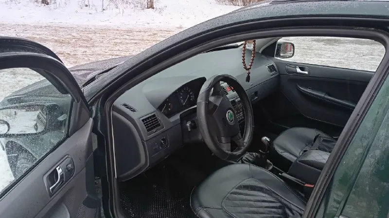 Skoda fabia 2004г. в хорошем состоянии. 1,4л. 225000т. км. едет бодро, не дымит. по ходовой в порядке. новый радиатор. перебрана рулевая рейка. кондицинер работает, новый испаритель. потолок перетянут. андроид магнитола. музыка новая. двигатель работает ровно, тянет отлично. коробка мягкая, не выбивает. два комплекта резины. два комплекта дисков (литье и железо). чистая, опрятная. в машине не курили. езжу каждый день. документы на меня. оформление в мрэо без проблем. 530000р. торг у капота. +79498618265 📞 звоните: +7(949)8618265 - фотография - 8