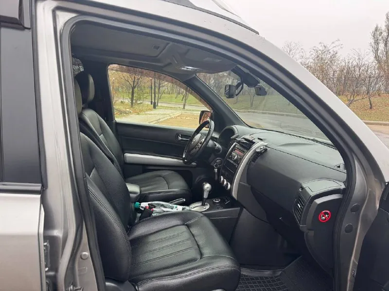 Продам свой nissan x-trail. автомобиль был куплен у официального дилера. машина в отличном состоянии, полностью обслужена и ухоженна. панорамная крыша, подключаемый полный привод, круиз контроль, мультируль, подогрев сидений, кожаный салон, съемный фар коп, климат контроль. в салоне не курили, в наличии сервисная книга. не большой торг у капота! цена 1570000 руб. пробег 180 000км. машина конец 2012 года. +7 959 141 0517 юра 📞 звоните: +7(959)1410517 - фотография - 7