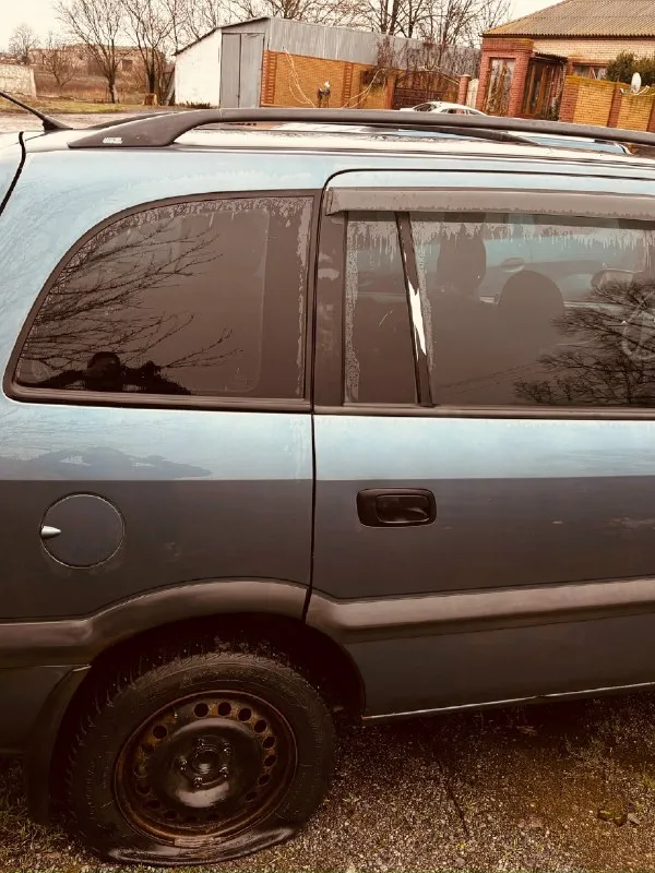 Продам целиком или по запчастям. 70 тысяч рублей opel замфира 2.0 2001 7 мест. по металу целый, мото... - фотография