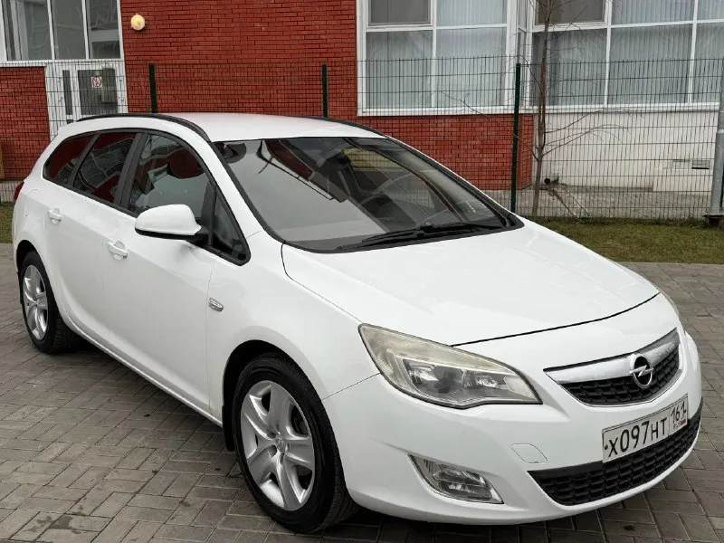 🇩🇪 opel astra g 1.4 turbo at 2011 год 💸 цена: 750.000₽ ☎️ номер: +79494771813 / +79897136521 (есть телеграм) продам опель астра в кузове универсал, в отличном состоянии. двигатель 1.4 turbo - работает идеально не течет, не троит, не дымит. коробка классический автомат — переключения плавные, без рывков и толчков. пробег оригинальный 196 000 км. кузов целый, без дтп, имеются вторичный окрасы. дно, пороги целые, машина южная. ходовая хорошая, обслуживалась. салончик чистый, аккуратный, сиденья без дыр, непрокуренный. электрика в полном порядке - всё работает. вложений не требует, сел поехал, можно смело брать под себя. документы чистые - оригинальный птс, ни штрафов, ни запретов. осмотр город макеевка, торг уместен реально заинтересованным в покупке авто! - фотография - 3