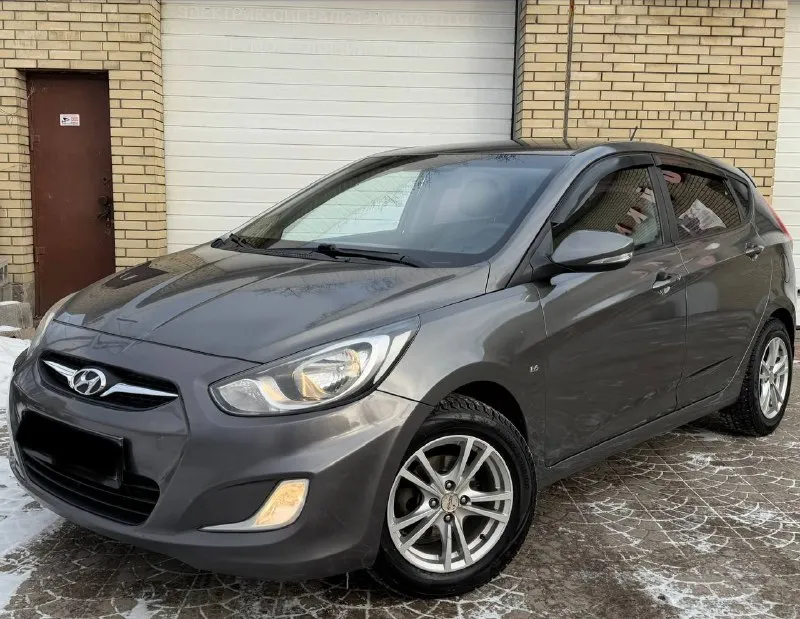 Продам hyundai solaris 2012 года пробег 165.000 родной, готов на любые проверки ! 1.6 механика состояния нового автомобиля гаражная хранение без дтп в родном окрасе за машиной ухаживали, салон чистый не прокурен, каждые 6-7 тысяч проходила полное обслуживания за состояния авто не стыдно полная комплектация : климат контроль, старт стоп, без ключевой доступ, парктроники, подогрев сидений, мульти руль, bluetooth, сигнализация, в машине есть абсолютно всё для удобства цена 840.000 +79495278015 - фотография - 2