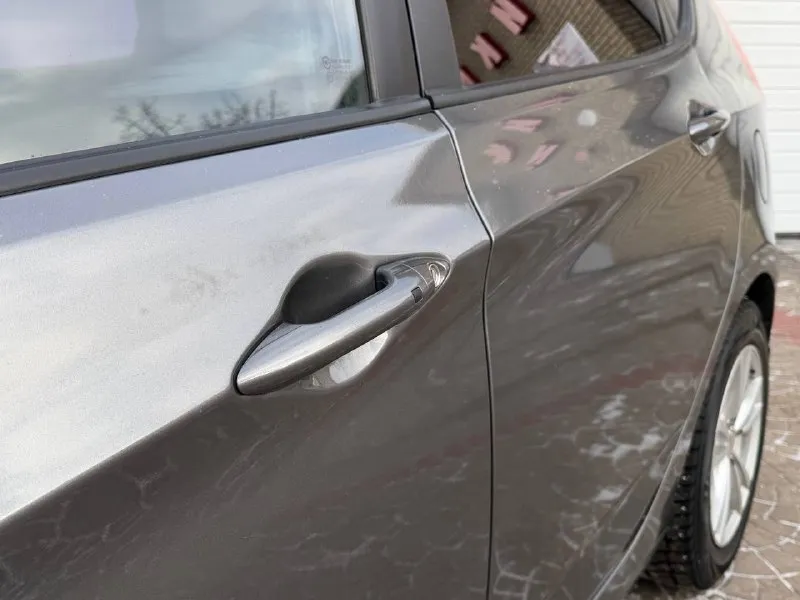 Продам hyundai solaris 2012 года пробег 165.000 родной, готов на любые проверки ! 1.6 механика состояния нового автомобиля гаражная хранение без дтп в родном окрасе за машиной ухаживали, салон чистый не прокурен, каждые 6-7 тысяч проходила полное обслуживания за состояния авто не стыдно полная комплектация : климат контроль, старт стоп, без ключевой доступ, парктроники, подогрев сидений, мульти руль, bluetooth, сигнализация, в машине есть абсолютно всё для удобства цена 840.000 +79495278015 - фотография - 3
