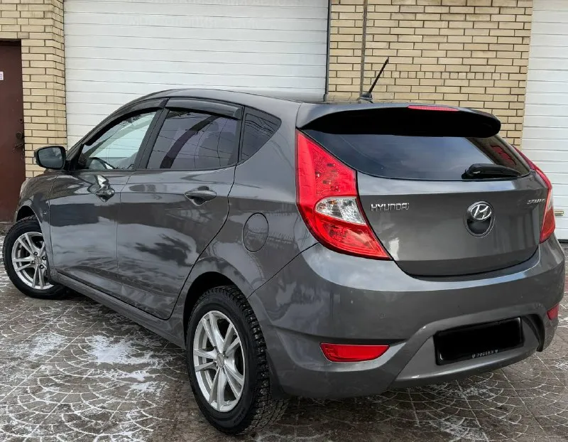 Продам hyundai solaris 2012 года пробег 165.000 родной, готов на любые проверки ! 1.6 механика состояния нового автомобиля гаражная хранение без дтп в родном окрасе за машиной ухаживали, салон чистый не прокурен, каждые 6-7 тысяч проходила полное обслуживания за состояния авто не стыдно полная комплектация : климат контроль, старт стоп, без ключевой доступ, парктроники, подогрев сидений, мульти руль, bluetooth, сигнализация, в машине есть абсолютно всё для удобства цена 840.000 +79495278015 - фотография - 5