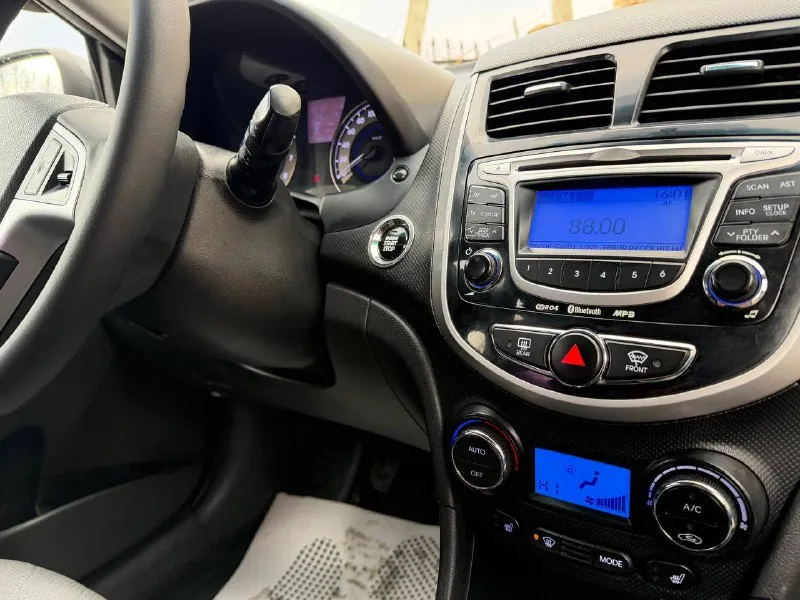 Продам hyundai solaris 2012 года пробег 165.000 родной, готов на любые проверки ! 1.6 механика состояния нового автомобиля гаражная хранение без дтп в родном окрасе за машиной ухаживали, салон чистый не прокурен, каждые 6-7 тысяч проходила полное обслуживания за состояния авто не стыдно полная комплектация : климат контроль, старт стоп, без ключевой доступ, парктроники, подогрев сидений, мульти руль, bluetooth, сигнализация, в машине есть абсолютно всё для удобства цена 840.000 +79495278015 - фотография - 6